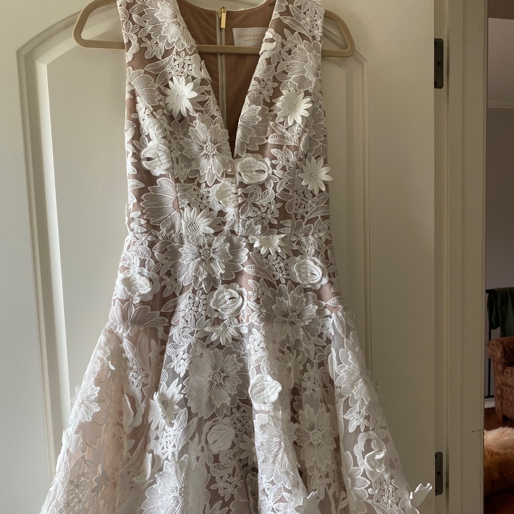 Bronx and Banco White Floral V-Neck A-Line Wedding Dress - Picture 2 of 2